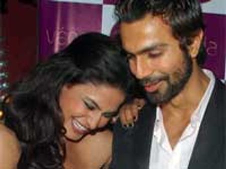 Veena Malik fails to surprise Ashmit Patel on V-Day