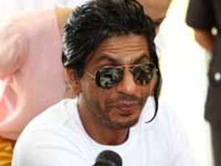 Priyanka's inspires SRK to don 7 characters