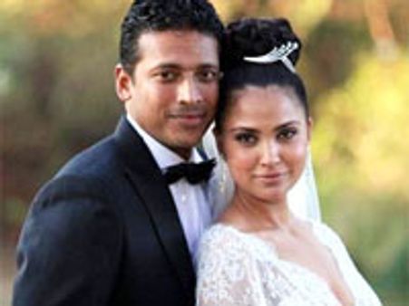 Lara-Mahesh misbehave with media