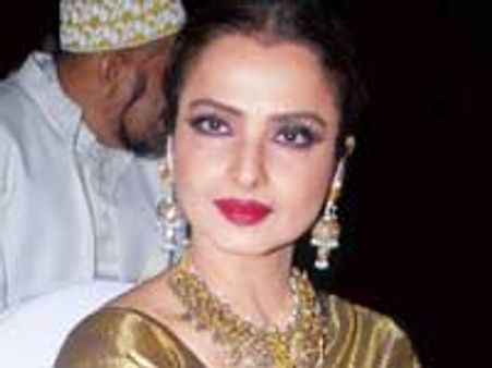After Madhuri Dixit, Rajinikanth turns to Rekha