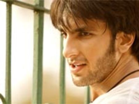 Ranveer overtakes Shahrukh, Salman on Facebook