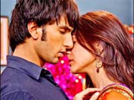 Anushka-Ranveer caught smooching!