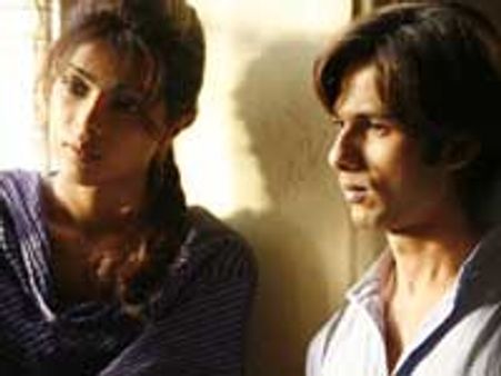 Shahid fails to convince Priyanka!