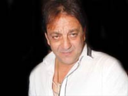 Sanjay Dutt goes for tonsured look in Agneepath