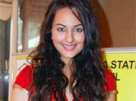 Sonakshi Sinha happy to work with Kamal Hassan