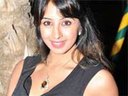 Sanjjana goes topless for Dushasana