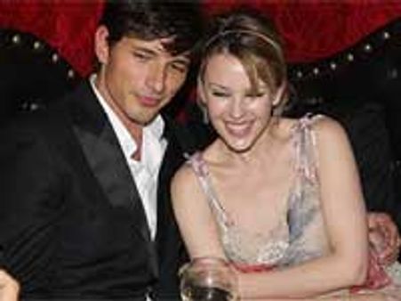 Kylie Minogue shows her love for Andres on stage