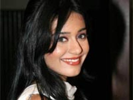 Amrita Rao pairs Tusshar Kapoor in Love U...Mr. Kalakaar!