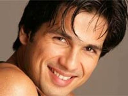 Shahid Kapoor flirting with phirangs
