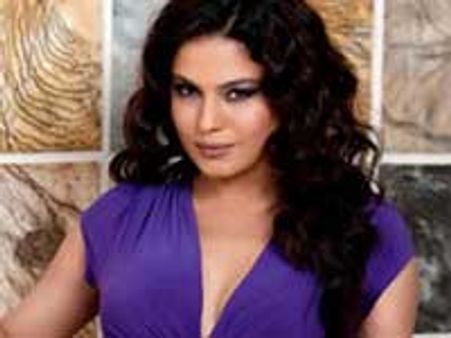 Veena Malik turns into a comedian