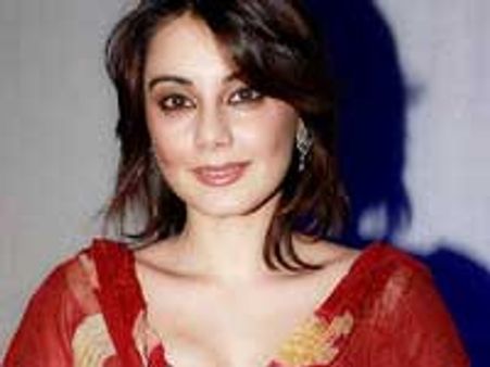 Minissha Lamba mobbed at Goa beach