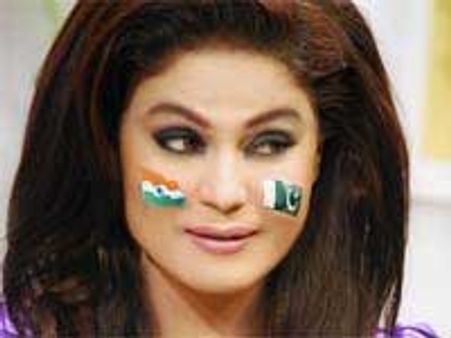 Veena Malik to have Ind-Pak flags on her cheeks