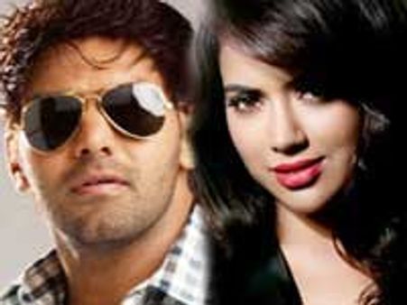 Aarya-Sameera Reddy mobbed by fans