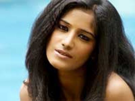 Poonam Pandey operated for kidney stone