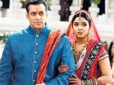 Salman finally agrees to kiss Asin