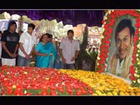 Dr. Rajkumar family serves food on his death anniversary