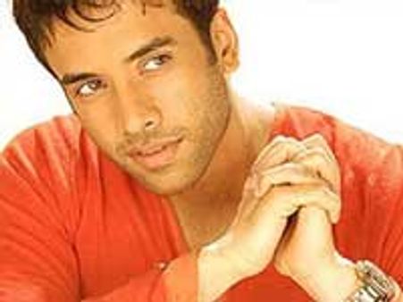 Tusshar Kapoor turns pro in doing steamy scenes