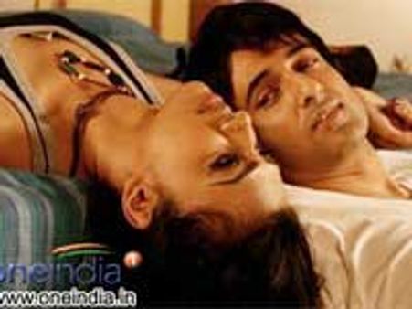 Karisma Kapoor replaced by Sanjay Suri in I Am