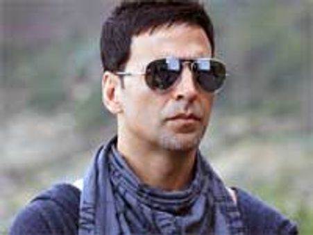 Akshay Kumar parties with Desi Boyz team