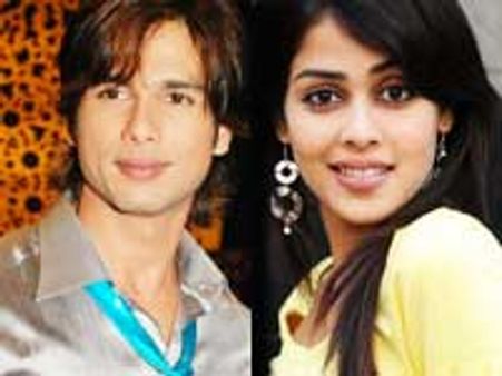 Shahid finds solace in Genelia after break up