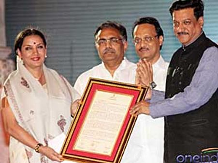 Shabana Azmi honoured at Marathi Film Awards