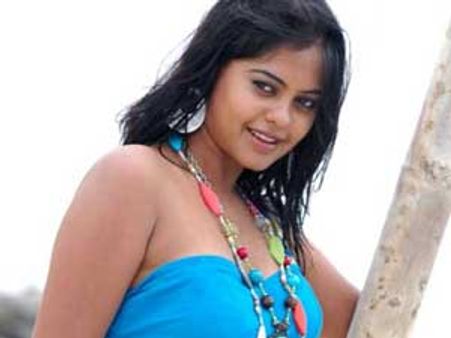 Bindu Madhavi turns call girl for Gautham Menon's Veppam