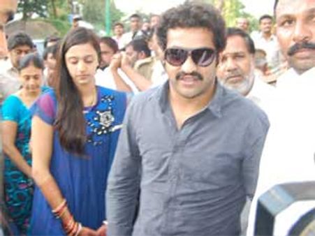 Newly wed Junior NTR-Pranathi offer prayers in Tirumala