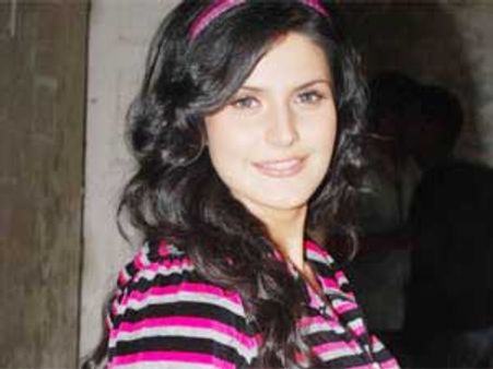 Zarine Khan gets cosy with mystery man
