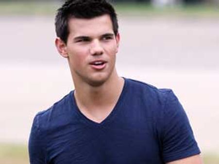 Taylor Lautner's fight in new Abduction video