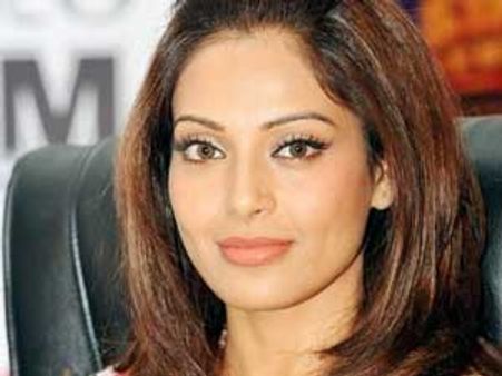 Bipasha Basu detained at Mumbai airport