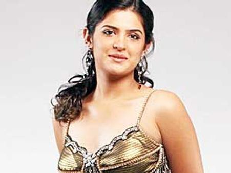 Deeksha Seth roped in for Simbu's Vettai Mannan