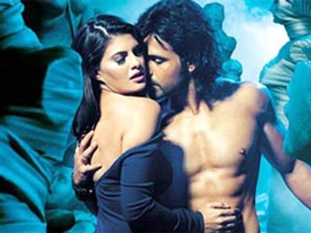 Emraan shoots dare-bare scene with Jacqueline