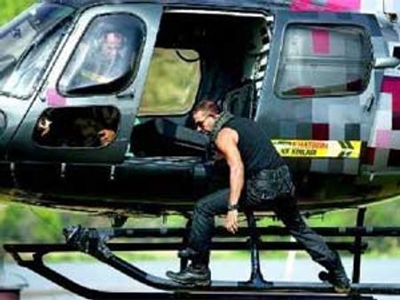 Catch Akshay Kumar's helicopter stunt LIVE