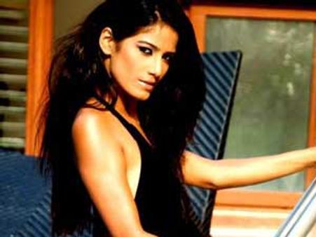 Poonam Pandey renews her promise to go nude