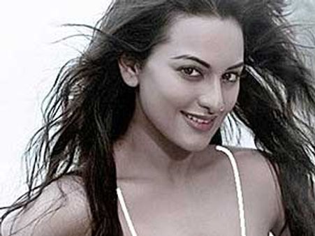 Sonakshi plays KBC Bhojpuri for Salman