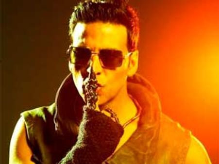 Akshay's LIVE stunt to prove KKK 4 reality