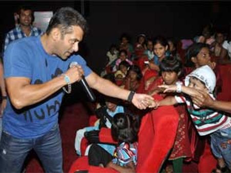 Salman attends Ready screening for special kids