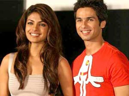 Shahid-Priyanka keep distance from each other