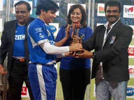 Karnataka Bulldozers beat Mumbai Heroes at CCL