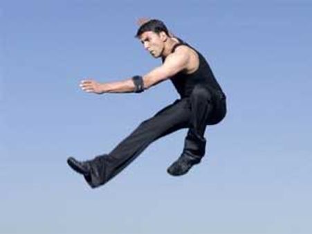 Akshay Kumar falls from heaven in Housefull 2
