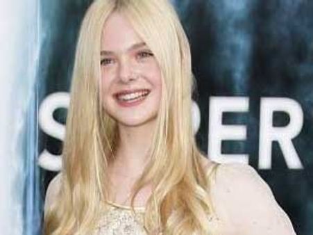 Elle Fanning steals the spotlight at Super 8 premiere