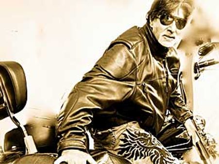 Bbuddah reminds Amitabh of college days