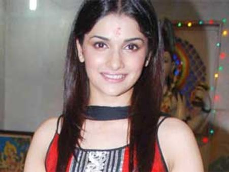 Prachi Desai delays Thadaiyara Thaaka shooting?
