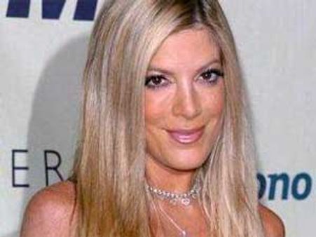 Tori Spelling blames paparazzi for her car crash