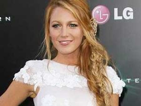 Blake Lively steals show at Green Lantern premiere