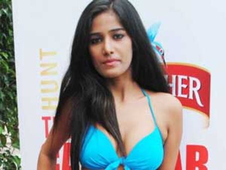 Poonam Pandey MMS hits the net