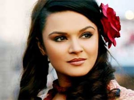 Khiladi behind Aashka Goradia in KKK 4