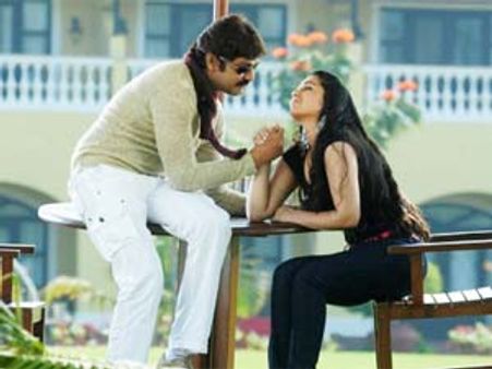 Nagaram Nidra Pottunna Vel - Review