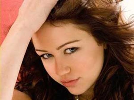 Miley Cyrus' fan disturbs her Melbourne concert