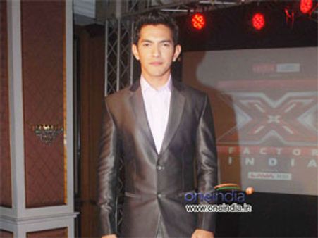 Aditya Narayan misbehaved with a mystery girl?